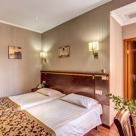 Drago D'oro - Accross From Metro Vittorio Emanuele Roma