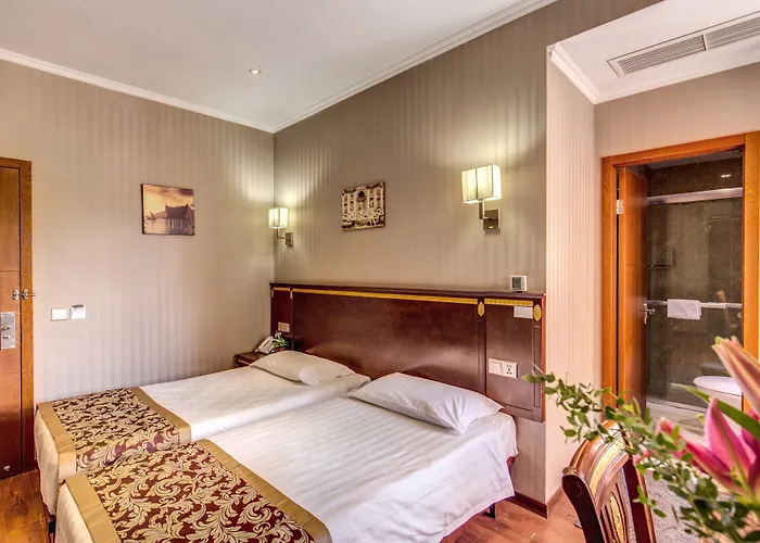 Drago D'oro - Accross From Metro Vittorio Emanuele Рим