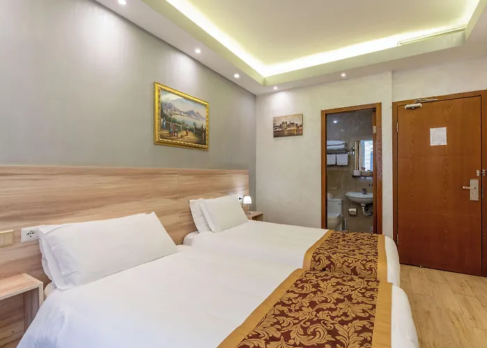 Drago D'oro - Accross From Metro Vittorio Emanuele 3*